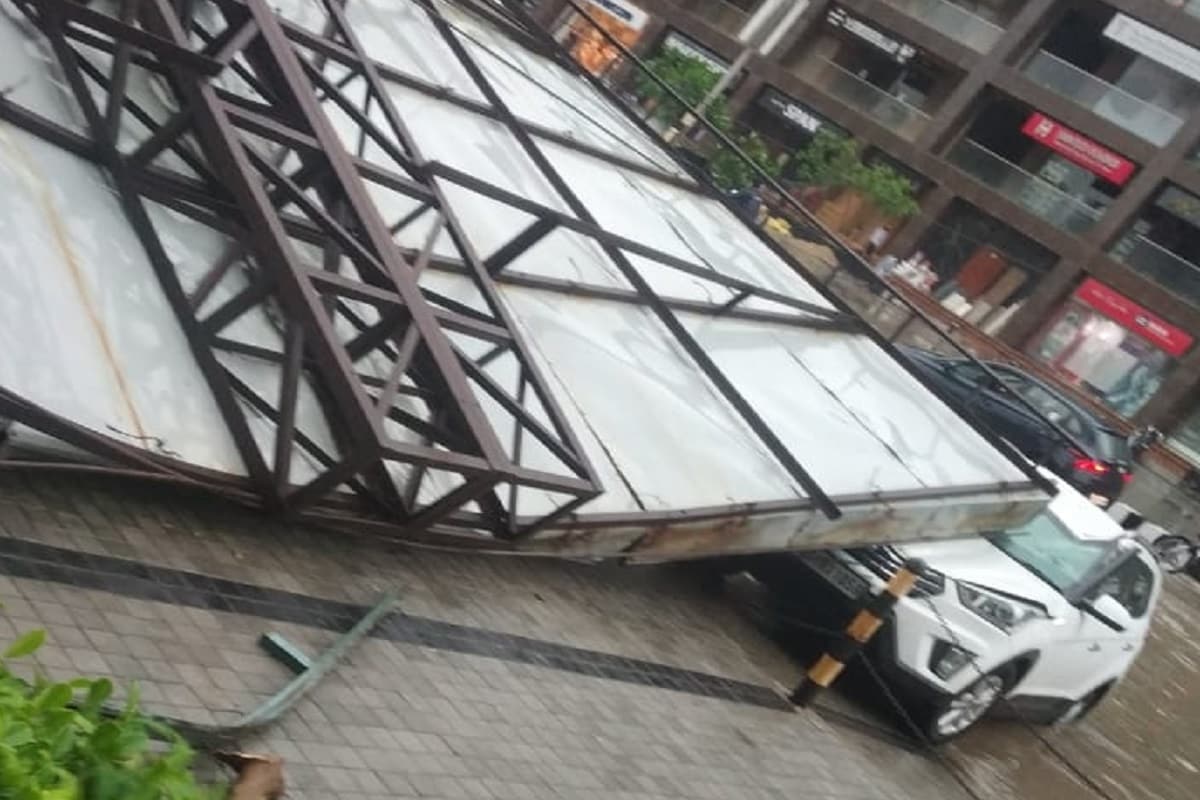 અમદાવાદ : ટાઉતે વાવાઝોડાની (Tauktae Cyclone) અસર અમદાવાદમાં પણ ભયાનક જોવા મળી હતી. વાવાઝોડાની અસરથી શહેરમાં ઠેરઠેર ધોધમાર વરસાદ વરસ્યો હતો. પ્રથમ વરસાદમાં જ અમદાવાદમાં ઠેરઠેર પાણી ભરાઇ ગયા હતા. પાણી ભરાઇ જવાના કારણે મીઠાખળી અને અખબારનગર અંડર પાસ બંધ કરવામાં આવ્યો હતો. અમદાવાદ : ટાઉતે વાવાઝોડાની (Tauktae Cyclone) અસર અમદાવાદમાં પણ ભયાનક જોવા મળી હતી. વાવાઝોડાની અસરથી શહેરમાં ઠેરઠેર ધોધમાર વરસાદ વરસ્યો હતો. પ્રથમ વરસાદમાં જ અમદાવાદમાં ઠેરઠેર પાણી ભરાઇ ગયા હતા. પાણી ભરાઇ જવાના કારણે મીઠાખળી અને અખબારનગર અંડર પાસ બંધ કરવામાં આવ્યો હતો.