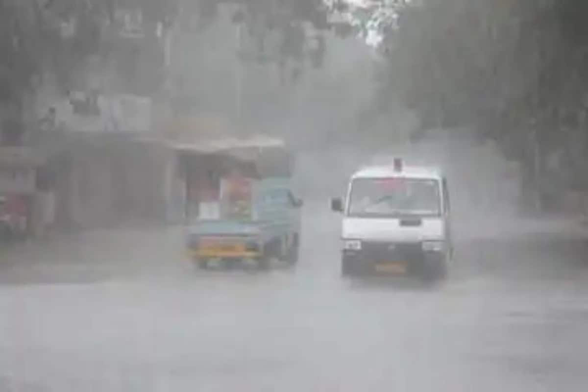  રાજ્યમાં (Gujarat) બફારાનું (humidity) પ્રમાણે ઘણું જ વધી રહ્યું છે ત્યારે હવામાન વિભાગે આગાહી કરી છે કે, ગુજરાતનાં કેટલાક ભાગોમાં તારીખ 11થી 13 જૂન દરમિયાન નૈઋત્યના ચોમાસાનું (monsoon) આગમન થઇ શકે છે. ત્યારે રાજ્યનાં અનેક વિસ્તારોમાં પ્રીમોન્સુન એક્ટિવિટી શરૂ થઇ ગઇ છે. જેના કારણે હજી પાંચ દિવસ અનેક વિસ્તારોમાં હળવાથી મધ્યમ વરસાદની આગાહી (monsoon forecast) કરવામાં આવી છે.