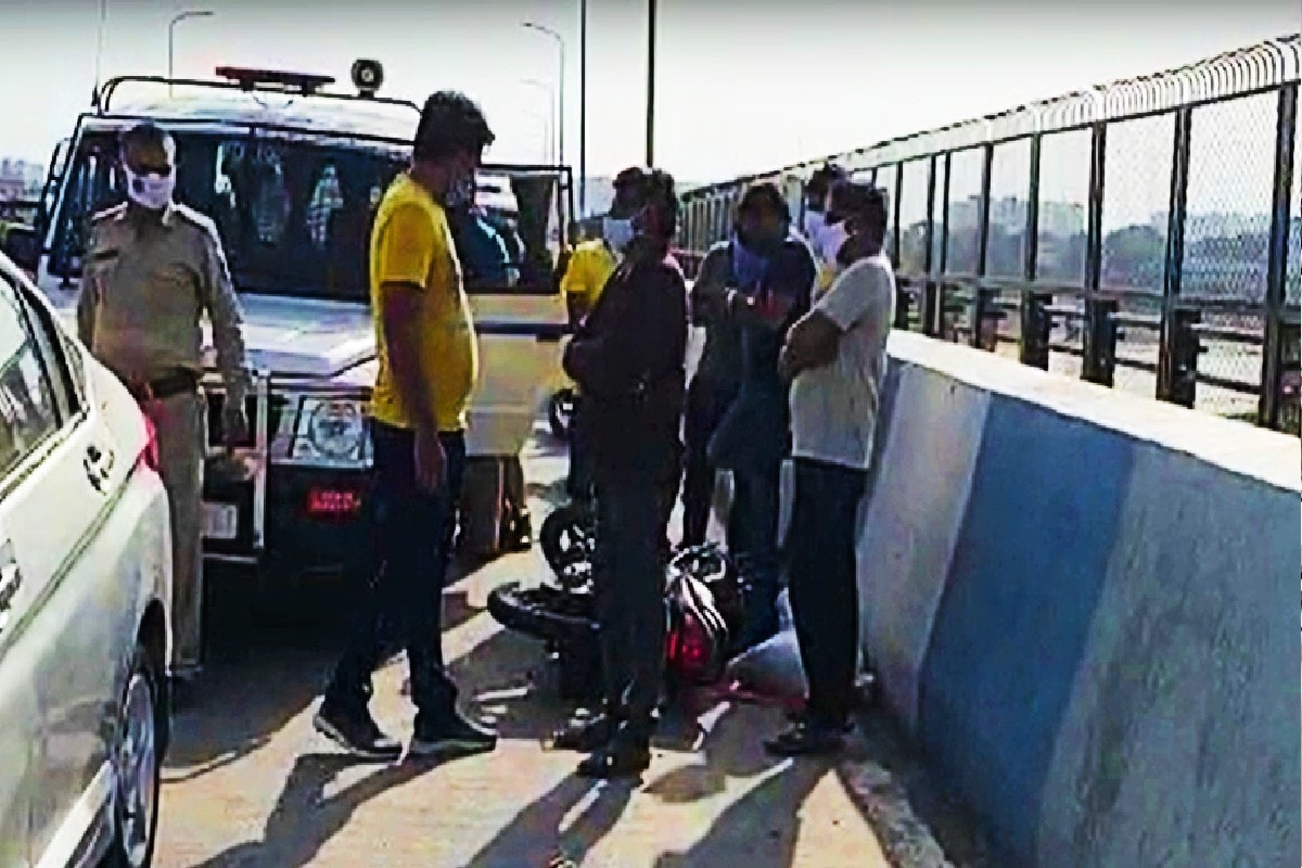 જોકે આ અકસ્માત થતા અકસ્માત કરનાર ગાડી લઈને ત્યાંથી ભાગી છૂટ્યો હતો. અકસ્માત ને લઈને નજીકમાં રહેલા લોકો દોડી આવ્યા હતા. જોકે યુવાનને સારવાર મળે તે પહેલા તેનું ઘટના સ્થળ પર કરુંણ મોત થયું હતું. જોકે અકસ્માતની જાણકારી મળતા પોલીસ પણ બનાવવાળી જગ્યા પર દોડી આવી હતી. જોકે આ અકસ્માત થતા અકસ્માત કરનાર ગાડી લઈને ત્યાંથી ભાગી છૂટ્યો હતો. અકસ્માત ને લઈને નજીકમાં રહેલા લોકો દોડી આવ્યા હતા. જોકે યુવાનને સારવાર મળે તે પહેલા તેનું ઘટના સ્થળ પર કરુંણ મોત થયું હતું. જોકે અકસ્માતની જાણકારી મળતા પોલીસ પણ બનાવવાળી જગ્યા પર દોડી આવી હતી.