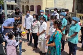દમણ: રસીકરણ કેમ્પમાં આવેલા મેડિકલ સ્ટાફનું આરતી અને પુષ્પવર્ષાથી સ્વાગત કરાયું
