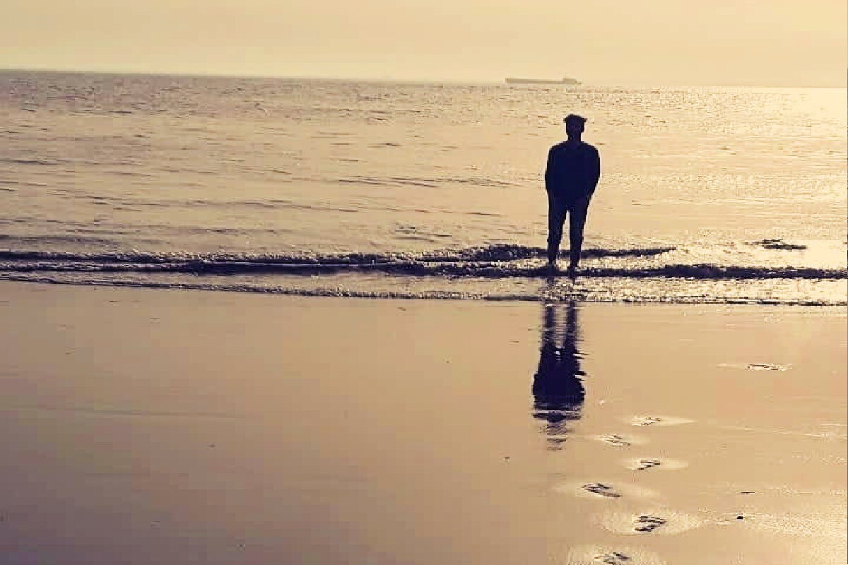 જ્યાં યુવાનોએ પોલીસને જાણકારી આપી હતી કે ડુમસ બીચ પર ભૂત છે તેને શોધાવા અને તેની સાથે ફોટા પાડવા માટે આવ્યા હતા. જોકે આ વાત સાંભળીને પોલીસ પણ એક સમય માટે ચોકી ઉઠી હતી. જોકે પોલીસે આ તમામ યુવાનો વિરુદ્ધ જાહેરનામા ભંગ બદલ તેની ધરપકડ કરી તેમના વિરુદ્ધ કાયદેસરની કાર્યવાહી કરી હતી. જ્યાં યુવાનોએ પોલીસને જાણકારી આપી હતી કે ડુમસ બીચ પર ભૂત છે તેને શોધાવા અને તેની સાથે ફોટા પાડવા માટે આવ્યા હતા. જોકે આ વાત સાંભળીને પોલીસ પણ એક સમય માટે ચોકી ઉઠી હતી. જોકે પોલીસે આ તમામ યુવાનો વિરુદ્ધ જાહેરનામા ભંગ બદલ તેની ધરપકડ કરી તેમના વિરુદ્ધ કાયદેસરની કાર્યવાહી કરી હતી.