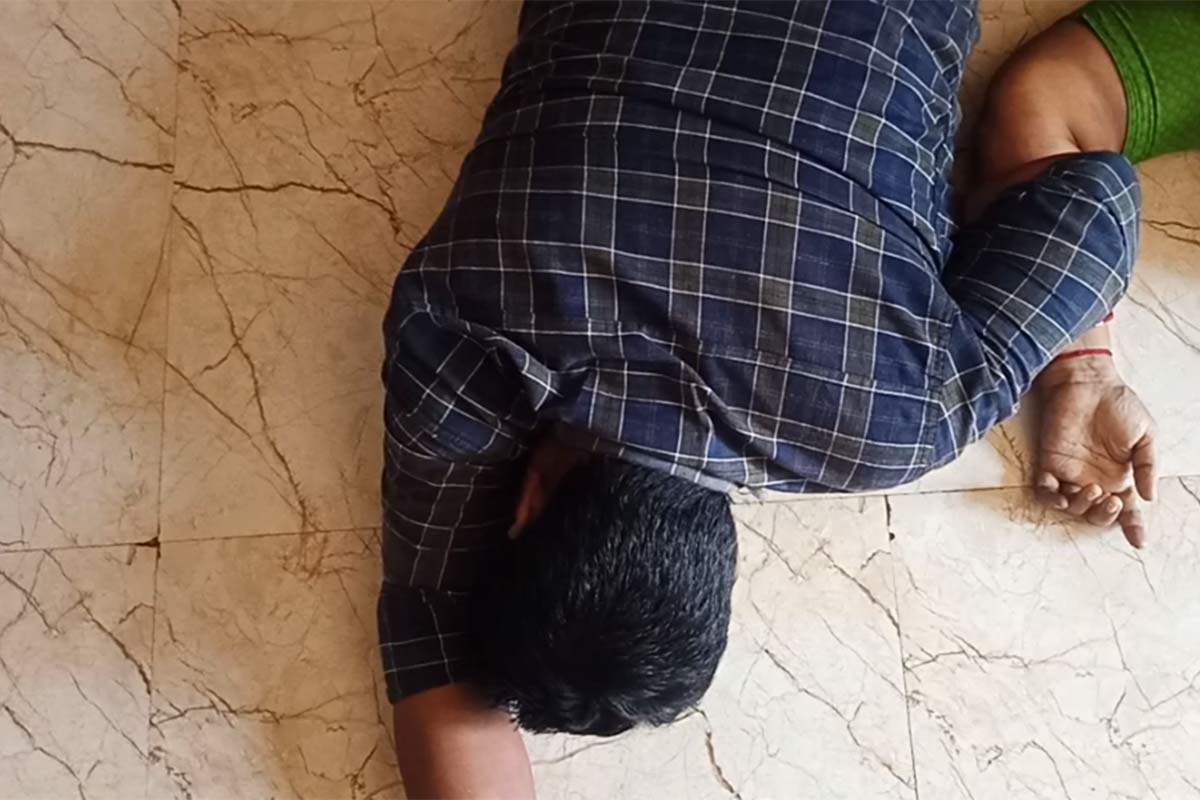 જયેશભાઇ જૈનના પત્ની સાધનાબેન જૈન, મોટા પુત્ર કમલેશ જૈન અને નાના પુત્ર દુર્ગેશ જૈનનો મૃતદેહ ઘરમાં પડ્યો હતો. ત્રણેયના મૃતદેહની પાસે જ એક ગ્લાસ જંતુનાશક દવાથી ભરેલો હતો. તમામ લોકોએ જંતુનાશક દવા ગટગટાવી લીધાનું પ્રાથમિક તપાસમાં સામે આવ્યું છે. જયેશભાઇ જૈનના પત્ની સાધનાબેન જૈન, મોટા પુત્ર કમલેશ જૈન અને નાના પુત્ર દુર્ગેશ જૈનનો મૃતદેહ ઘરમાં પડ્યો હતો. ત્રણેયના મૃતદેહની પાસે જ એક ગ્લાસ જંતુનાશક દવાથી ભરેલો હતો. તમામ લોકોએ જંતુનાશક દવા ગટગટાવી લીધાનું પ્રાથમિક તપાસમાં સામે આવ્યું છે.