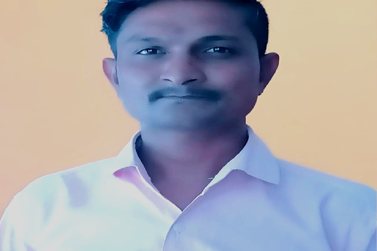 આ અંગે વધારે જાણવા મળતી વિગત અનુસાર વિગત ગત તારીખ ૩ મેના રોજ ગઢડા તાલુકાના પ્રહલાદગઢ ગામની સીમમાં રોડ કાંઠે આવેલ કુવામાંથી લાલજીભાઇ ત્રિકમભાઇ ઝાંપડીયા કોળી (ઉ.વ .32) રહે.ગઢડા , ગઢાળી રોડ , કોર્ટની સામે તા.ગઢડા વાળાની ગળે ટૂંપો દઈ હત્યા કરાયેલી હાલતમાં લાશ મળી આવેલ. જે અનુસંધાને મરણ જનારના ભાઇ સંજયભાઇ ત્રિકમભાઈ ઝાંપડીયા રહે.ગઢડા વાળા એ ગઢડા પોલીસ સ્ટેશનમાં અજાણ્યા ઈસમ વિરૂધ હત્યાની ફરીયાદ નોંધાવેલ. આ અંગે વધારે જાણવા મળતી વિગત અનુસાર વિગત ગત તારીખ ૩ મેના રોજ ગઢડા તાલુકાના પ્રહલાદગઢ ગામની સીમમાં રોડ કાંઠે આવેલ કુવામાંથી લાલજીભાઇ ત્રિકમભાઇ ઝાંપડીયા કોળી (ઉ.વ .32) રહે.ગઢડા , ગઢાળી રોડ , કોર્ટની સામે તા.ગઢડા વાળાની ગળે ટૂંપો દઈ હત્યા કરાયેલી હાલતમાં લાશ મળી આવેલ. જે અનુસંધાને મરણ જનારના ભાઇ સંજયભાઇ ત્રિકમભાઈ ઝાંપડીયા રહે.ગઢડા વાળા એ ગઢડા પોલીસ સ્ટેશનમાં અજાણ્યા ઈસમ વિરૂધ હત્યાની ફરીયાદ નોંધાવેલ.