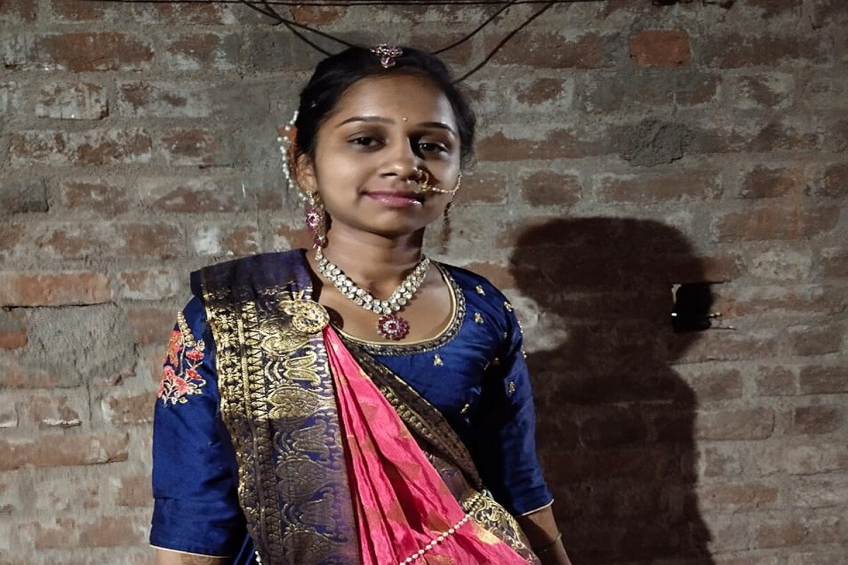 ગોધરા તાલુકાના રાયસિંગપુરા મહાદેવ ફળીયામાં રહેતી ૧૯ વર્ષીય ભૂમિકા રાઠોડ ગુરૂવારે રાત્રે પોતાના ઘરે હતી .દરમિયાન મોડી રાત્રે તે ફોન ઉપર વાત કરી હતી એ વેળાએ તેણીનો ભાઈ પૃથ્વીરાજસિંહ નોકરી ઉપરથી ઘરે આવ્યો હતો. પૃથ્વીરાજે પોતાનો નિત્યક્રમ પૂર્ણ કર્યા બાદ તેની બહેનની તપાસ કરતાં ભૂમિકા ઘરમાં નહિં જોવાતાં જ શોધખોળ આદરી હતી. ગોધરા તાલુકાના રાયસિંગપુરા મહાદેવ ફળીયામાં રહેતી ૧૯ વર્ષીય ભૂમિકા રાઠોડ ગુરૂવારે રાત્રે પોતાના ઘરે હતી .દરમિયાન મોડી રાત્રે તે ફોન ઉપર વાત કરી હતી એ વેળાએ તેણીનો ભાઈ પૃથ્વીરાજસિંહ નોકરી ઉપરથી ઘરે આવ્યો હતો. પૃથ્વીરાજે પોતાનો નિત્યક્રમ પૂર્ણ કર્યા બાદ તેની બહેનની તપાસ કરતાં ભૂમિકા ઘરમાં નહિં જોવાતાં જ શોધખોળ આદરી હતી.