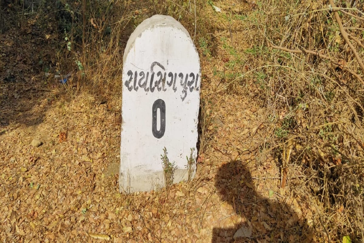 રાયસિંગપુરા ગામની ભૂમિકા રાઠોડના પિતા અને તેના કાકા સાથે જમીનમાં રસ્તા મુદ્દે ઝગડાની અદાવત રાખી હુમલો કરવામાં આવ્યો હતો. દરમિયાન તેણીના પિતાનું ઘટના સ્થળે મોત નીપજ્યું હતું. જયારે કાકાનું સારવાર દરમિયાન 15 દિવસ પછી મૃત્યુ નીપજ્યું હતું જે અંગે વેજલપુર પોલીસ મથકે ગુનો નોંધાયો હતો અને હત્યારાને સજા પણ થઈ હતી. રાયસિંગપુરા ગામની ભૂમિકા રાઠોડના પિતા અને તેના કાકા સાથે જમીનમાં રસ્તા મુદ્દે ઝગડાની અદાવત રાખી હુમલો કરવામાં આવ્યો હતો. દરમિયાન તેણીના પિતાનું ઘટના સ્થળે મોત નીપજ્યું હતું. જયારે કાકાનું સારવાર દરમિયાન 15 દિવસ પછી મૃત્યુ નીપજ્યું હતું જે અંગે વેજલપુર પોલીસ મથકે ગુનો નોંધાયો હતો અને હત્યારાને સજા પણ થઈ હતી.