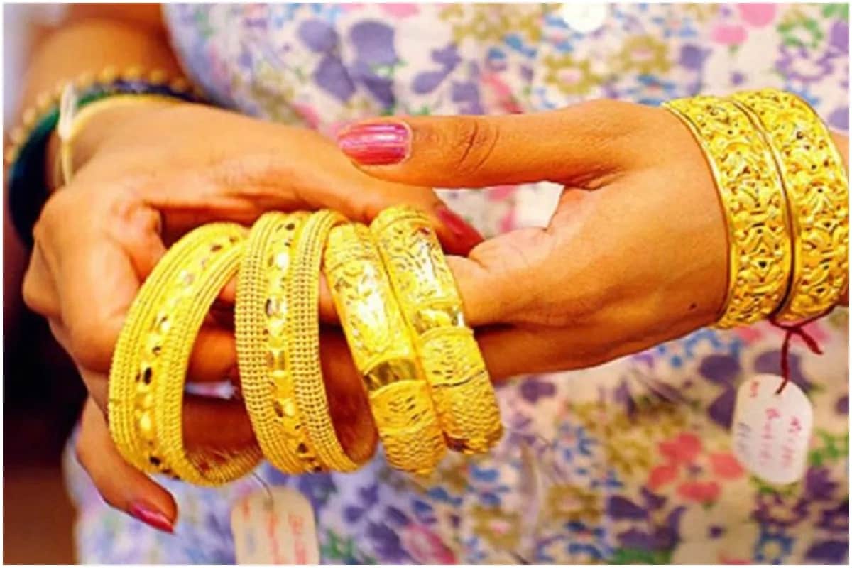 સોના-ચાંદીના ભાવ (Gold-Silver Price)- સપ્તાહના પહેલા કારોબારી દિવસે MCX પર ઓગસ્ટ વાયદો સોનાનો ભાવ 0.40 ટકા એટલે કે 183 રૂપિયા વધીને 46,882 રૂપિયા પ્રતિ 10 ગ્રામ થઈ ગયો. બીજી તરફ, જુલાઈ વાયદો ચાંદીની કિંમતમાં ઘટાડો જોવા મળી રહ્યો છે. ચાંદીની કિંમત 110 રૂપિયા ઘટીને 67,448 રૂપિયા પ્રતિ કિલોગ્રામ થઈ ગઈ છે. (પ્રતીકાત્મક તસવીર) સોના-ચાંદીના ભાવ (Gold-Silver Price)- સપ્તાહના પહેલા કારોબારી દિવસે MCX પર ઓગસ્ટ વાયદો સોનાનો ભાવ 0.40 ટકા એટલે કે 183 રૂપિયા વધીને 46,882 રૂપિયા પ્રતિ 10 ગ્રામ થઈ ગયો. બીજી તરફ, જુલાઈ વાયદો ચાંદીની કિંમતમાં ઘટાડો જોવા મળી રહ્યો છે. ચાંદીની કિંમત 110 રૂપિયા ઘટીને 67,448 રૂપિયા પ્રતિ કિલોગ્રામ થઈ ગઈ છે. (પ્રતીકાત્મક તસવીર)