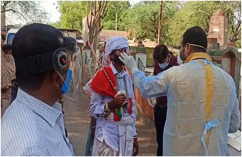 ભોપાલ: મધ્ય પ્રદેશના ધાર (Dhar)માં અજીબ સ્થિતિ ઊભી થઈ છે. અહીં જાન લઈને જઈ રહેલો દુલ્હો (Groom) કોરોના પોઝિટિવ (Corona positive) નીકળ્યો હતો. આવી સ્થિતિમાં લગ્ન મુલતવી રાખવા પડ્યા હતા. એટલું જ નહીં, દુલ્હાને તાત્કાલિક હૉસ્પિટલમાં ખસેડવામાં આવ્યો હતો. થયું એમ હતું કે ધારના બાગ ગામમાં દુલ્હા અને જાન લઈને જઈ રહેલી ગાડીનો ડ્રાઇવર કોરોનો સંક્રમિત નીકળ્યો હતો. જે બાદમાં તંત્રએ દુલ્હા અને ડ્રાઇવર બંનેને વિવાહ સ્થળની જગ્યાએ હૉસ્પિટલ મોકલ્યા હતા. ભોપાલ: મધ્ય પ્રદેશના ધાર (Dhar)માં અજીબ સ્થિતિ ઊભી થઈ છે. અહીં જાન લઈને જઈ રહેલો દુલ્હો (Groom) કોરોના પોઝિટિવ (Corona positive) નીકળ્યો હતો. આવી સ્થિતિમાં લગ્ન મુલતવી રાખવા પડ્યા હતા. એટલું જ નહીં, દુલ્હાને તાત્કાલિક હૉસ્પિટલમાં ખસેડવામાં આવ્યો હતો. થયું એમ હતું કે ધારના બાગ ગામમાં દુલ્હા અને જાન લઈને જઈ રહેલી ગાડીનો ડ્રાઇવર કોરોનો સંક્રમિત નીકળ્યો હતો. જે બાદમાં તંત્રએ દુલ્હા અને ડ્રાઇવર બંનેને વિવાહ સ્થળની જગ્યાએ હૉસ્પિટલ મોકલ્યા હતા.