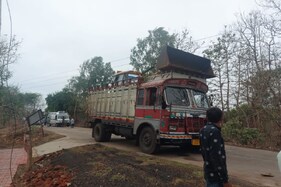 પંચમહાલઃ ટ્રકમાં ભરેલું JCB મશીન જીવંત વીજ લાઈનને અડકી જતાં ક્લીનરનું મોત, બે લોકોના આબાદ બચાવ