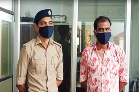 સુરત : કતારગામાં પતિ-પત્નીએ જાહેરમાં શરમજનક કૃત્ય કર્યુ, પોલીસે કરી અટકાયત