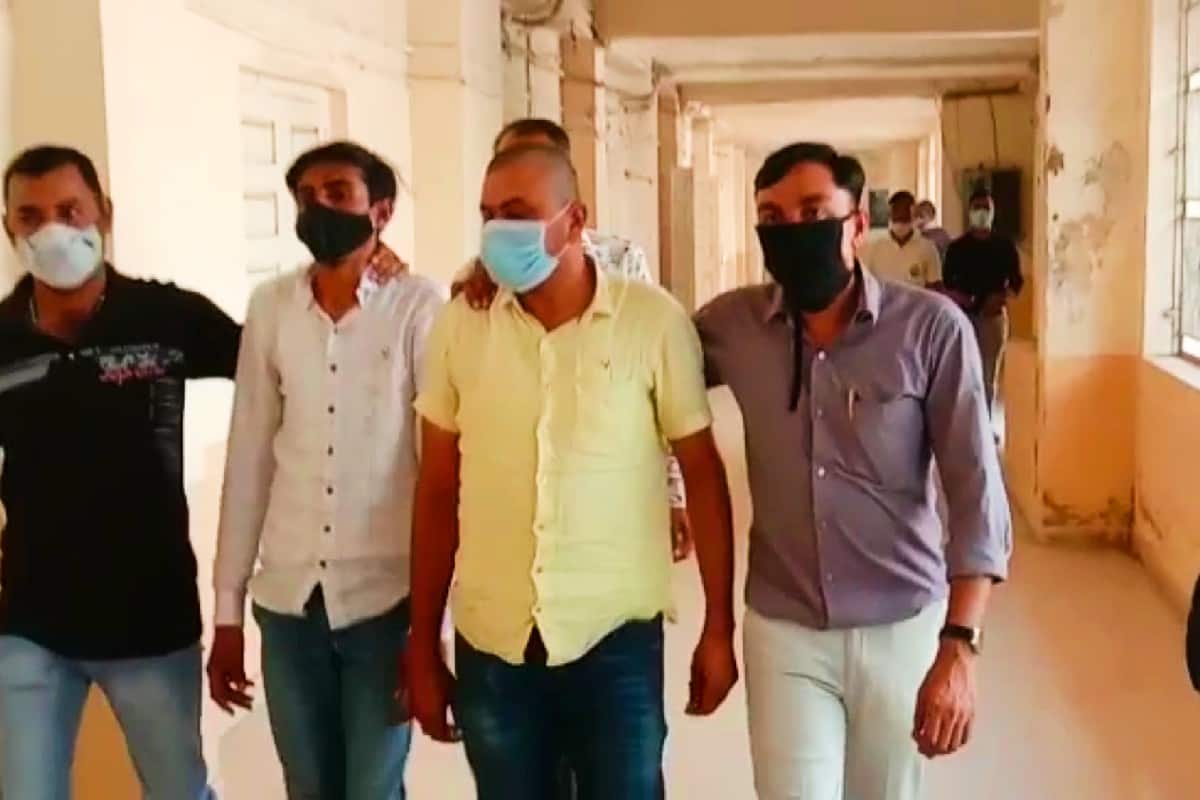  જેમાં આજે ધાનેરા પાસે આવેલી નેનાવા ચેકપોસ્ટ પરથી પણ મેફેડ્રોન ડ્રગ્સ સાથે બે શખ્સો ઝડપાયા છે ધાનેરા પોલીસ આજે નેનાવા ચેકપોસ્ટ પર વાહન ચેકિંગ કરી રહી હતી તે સમયે રાજસ્થાન તરફથી આવી રહેલી એક XUV ગાડી પર શંકા જતા તેને થોભાવી આવી હતી અને આ ગાડીના ચાલકની તલાશી લેતા તેની ફાંટ  (  કમરમાં બાંધેલો બેલ્ટ  ) માંથી મેફેડ્રોન ડ્રગ્સ મળી આવ્યું હતું.