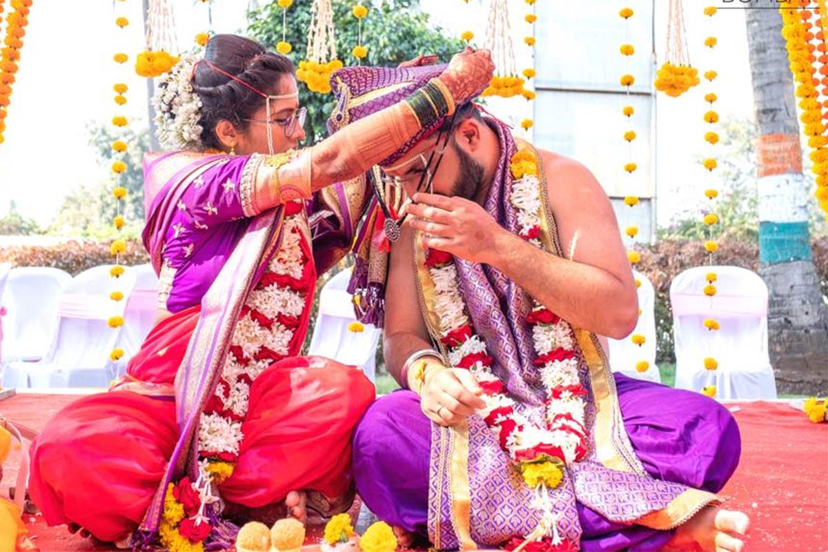  મુંબઈ: તાજેતરમાં મહારાષ્ટ્રના પુણે ખાતે થયેલા એક લગ્નની ઇન્ટરનેટ પર ભારે ચર્ચા થઈ રહી છે. આ લગ્ન મહારાષ્ટ્રના રીતિ-રિવાજ પ્રમાણે થયા હતા. હવે તમે વિચારશો કે તો આ લગ્ન (Marriage)માં એવું તો શું ખાસ હતું કે તેની ચર્ચા થઈ રહી છે? આ લગ્ન આમ તો અન્ય મહારાષ્ટ્રીય લગ્ન જેવા જ હતા, પરંતુ લગ્નની સૌથી ખાસ વાત એ હતી કે લગ્ન સમારંભ દરમિયાન દુલ્હા (Groom) અને દુલ્હન (Bride) બંનેએ એકબીજાના ગળામાં મંગળસૂત્ર (Mangalsutra) પહેરાવ્યું હતું! સામાન્ય રીતે લગ્નની વિધિ પ્રમાણે દુલ્હો દુલ્હનના ગળામાં મંગળસૂત્ર પહેરાવતો હોય છે. પરંતુ આ લગ્નનામાં દુલ્હને પણ તેના દુલ્હાના ગળામાં મંગળસૂત્ર પહેરાવ્યું હતું. જોકે, વિધિથી લગ્નમાં હાજર અનેક લોકો નારાજ પણ થયા હતા. બીજી તરફ આ તસવીર સોશિયલ મીડિયામાં વાયરલ થયા બાદ આ અંગે લોકો અલગ અલગ પ્રતિક્રિયા આપી રહ્યા છે. (તસવીર સૌજન્ય: Humans of Bombay)