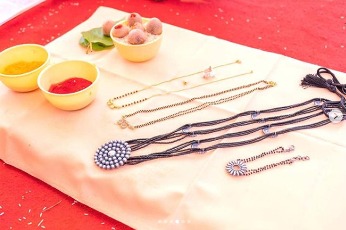ટિપ્પણીઓનો કેવી રીતે સામને કર્યો તે અંગે શાર્દુલે જણાવ્યુ કે, અમને ખબર જ હતી કે કંઈક આવું થશે. અમે તેના તરફ ધ્યાન આપ્યું ન હતું. આજે અમારા લગ્નને ચાર મહિના થઈ ગયા છે. અમે એકબીજા સાથે સારો સમય વિતાવીએ છીએ. એકબીજાને કામમાં મદદ કરીએ છીએ તો આવી વાત પર ધ્યાન શા માટે આપવું? (તસવીર સૌજન્ય: Humans of Bombay) ટિપ્પણીઓનો કેવી રીતે સામને કર્યો તે અંગે શાર્દુલે જણાવ્યુ કે, અમને ખબર જ હતી કે કંઈક આવું થશે. અમે તેના તરફ ધ્યાન આપ્યું ન હતું. આજે અમારા લગ્નને ચાર મહિના થઈ ગયા છે. અમે એકબીજા સાથે સારો સમય વિતાવીએ છીએ. એકબીજાને કામમાં મદદ કરીએ છીએ તો આવી વાત પર ધ્યાન શા માટે આપવું? (તસવીર સૌજન્ય: Humans of Bombay)