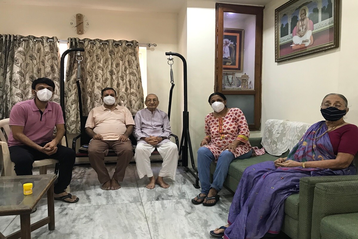 પ્રણવ પટેલ, અમદાવાદ : કોરોના મહામારી વચ્ચે આજે અનેક લોકોએ જીવ ગુમાવ્યા છે. કોરોના કેસમાં વિક્રમજનક ઉછાળો પણ આવ્યો હતો પરંતુ કોરોના વેગ વચ્ચે અનેક અજીબો ગરીબ કિસ્સો સામે આવ્યા છે. તેમ જ અનેક સમાજને ઉદાહરણ આપતા કેસ પણ આવ્યા છે. અમદાવાદ શહેરના નારણપુરા વિસ્તાર રહેતા 100 વર્ષના મનસુખભાઇ ગાંધીએ એક સપ્તાહમાં જ કોરોના માત આપી હરતા ફરતા થઇ ગયા છે. પ્રણવ પટેલ, અમદાવાદ : કોરોના મહામારી વચ્ચે આજે અનેક લોકોએ જીવ ગુમાવ્યા છે. કોરોના કેસમાં વિક્રમજનક ઉછાળો પણ આવ્યો હતો પરંતુ કોરોના વેગ વચ્ચે અનેક અજીબો ગરીબ કિસ્સો સામે આવ્યા છે. તેમ જ અનેક સમાજને ઉદાહરણ આપતા કેસ પણ આવ્યા છે. અમદાવાદ શહેરના નારણપુરા વિસ્તાર રહેતા 100 વર્ષના મનસુખભાઇ ગાંધીએ એક સપ્તાહમાં જ કોરોના માત આપી હરતા ફરતા થઇ ગયા છે.