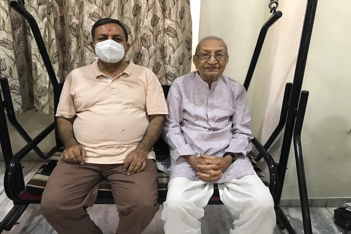 મનસુખભાઇ ગાંધીના આત્મવિશ્વાસથી પરિવારજનોમાં પણ હિંમત આવી છે. મનસુખભાઇના પરિવારના સભ્ય પકંજભાઇએ કહ્યું હતું કે કોરોના જેવા લક્ષણો દેખાતા તરત જ રિપોર્ટ ટેસ્ટ કરાવ્યો હતો. આરટીપીસીઆર અને એન્ટીજન બંને નેગેટિવ આવ્યા હતા. કોઇ પણ ઢિલાસ રાખ્યા વગર સીધા ડોક્ટર સલાહ બાદ બ્લડ અને સિટી સ્ક્રેન કરાવ્યો હતો. જેમા કોરોના હોવાનું માલુમ પડ્યું હતું. 24 કલાકમાં જ તમામ ટેસ્ટ અને રિપોર્ટ કરી ઘરમાં જ હોમ આઇશોલેશન રાખી ડોક્ટર સલાહ મુજબ ઘરે જ સારવાર શરૂ કરી હતી. સત્વરે લીધા પગલાના કારણે કોરોનાને ઝડપથી પકડી શક્યા છીએ. મનસુખભાઇ ગાંધીના આત્મવિશ્વાસથી પરિવારજનોમાં પણ હિંમત આવી છે. મનસુખભાઇના પરિવારના સભ્ય પકંજભાઇએ કહ્યું હતું કે કોરોના જેવા લક્ષણો દેખાતા તરત જ રિપોર્ટ ટેસ્ટ કરાવ્યો હતો. આરટીપીસીઆર અને એન્ટીજન બંને નેગેટિવ આવ્યા હતા. કોઇ પણ ઢિલાસ રાખ્યા વગર સીધા ડોક્ટર સલાહ બાદ બ્લડ અને સિટી સ્ક્રેન કરાવ્યો હતો. જેમા કોરોના હોવાનું માલુમ પડ્યું હતું. 24 કલાકમાં જ તમામ ટેસ્ટ અને રિપોર્ટ કરી ઘરમાં જ હોમ આઇશોલેશન રાખી ડોક્ટર સલાહ મુજબ ઘરે જ સારવાર શરૂ કરી હતી. સત્વરે લીધા પગલાના કારણે કોરોનાને ઝડપથી પકડી શક્યા છીએ.