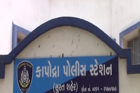 સુરત : ત્રણ મહિલા સહિતના ટોળાઓએ મનપાના ઢોર પાર્ટીના કર્મચારીઓને ઘેરી લીધા અને હુમલો કર્યો