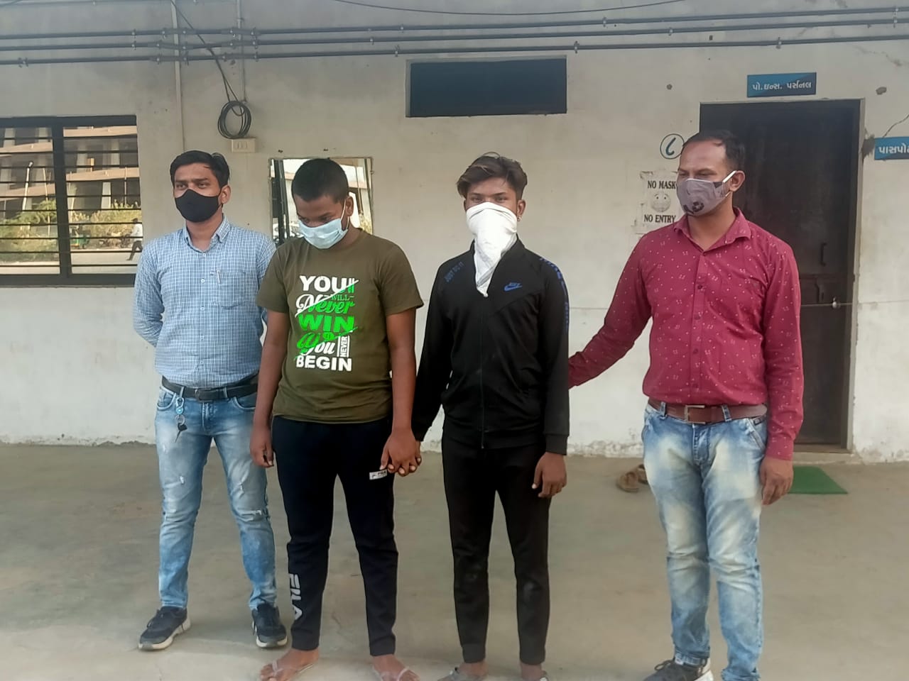 પોલીસે મહેશભાઈ પટણી અને નીલેશ દંતાણીની ધરપકડ કરી છે. પોલીસે આરોપીઓની પ્રાથમિક પૂછપરછ કરતા સામે આવ્યું કે નીલેશનો જન્મદિવસ હોવાના કારણે તેના મિત્રો 19 કેક લાવી સાથે ભેગા મળીને તલવાર વડે કેક કાપી હતી. જોકે કેટલાક મિત્રો સગીર વયના પણ હોવાનું સામે આવ્યું હતુ. પોલીસે મહેશભાઈ પટણી અને નીલેશ દંતાણીની ધરપકડ કરી છે. પોલીસે આરોપીઓની પ્રાથમિક પૂછપરછ કરતા સામે આવ્યું કે નીલેશનો જન્મદિવસ હોવાના કારણે તેના મિત્રો 19 કેક લાવી સાથે ભેગા મળીને તલવાર વડે કેક કાપી હતી. જોકે કેટલાક મિત્રો સગીર વયના પણ હોવાનું સામે આવ્યું હતુ.