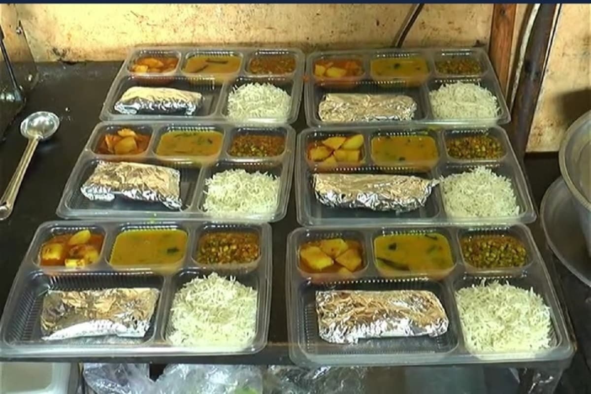 પ્રતિશ શીલુ, પોરબંદર : કોરોના મહામારીના કારણે રાજ્યના અન્ય જિલ્લાઓની જેમ પોરબંદર જિલ્લાની તમામ હોસ્પિટલો પણ દર્દીઓથી ભરાઈ ચુકી છે. આ સિવાય અનેક લોકો હોમ ક્વોરન્ટાઇન છે. શહેરની હોસ્પિટલમાં સારવાર લઈ રહેલ કોરોના દર્દીઓ અને તેમા પણ ખાસ કરીને ગ્રામ્ય વિસ્તાર તેમજ અન્ય જિલ્લાઓમાંથી આવતા દર્દીઓને જમવાનો પ્રશ્ન વિકટ બની જતો હોય છે. પોરબંદરમાં સારવાર લઈ રહેલા આવા જ દર્દીઓના ફ્કત આશીર્વાદ માટે અને દર્દીઓને નારાયણનું રુપ માની પોરબંદરના જાણીતા કંસાર રેસ્ટોરન્ટ અને સેફરોન રેસ્ટોરન્ટ દ્વારા દર્દીઓ અને તેમના પરિવારજનો માટે જરુરી પોષ્ટીક આહારની પાર્સલ સુવિધા પુરી પાડવામાં આવી રહી છે. પ્રતિશ શીલુ, પોરબંદર : કોરોના મહામારીના કારણે રાજ્યના અન્ય જિલ્લાઓની જેમ પોરબંદર જિલ્લાની તમામ હોસ્પિટલો પણ દર્દીઓથી ભરાઈ ચુકી છે. આ સિવાય અનેક લોકો હોમ ક્વોરન્ટાઇન છે. શહેરની હોસ્પિટલમાં સારવાર લઈ રહેલ કોરોના દર્દીઓ અને તેમા પણ ખાસ કરીને ગ્રામ્ય વિસ્તાર તેમજ અન્ય જિલ્લાઓમાંથી આવતા દર્દીઓને જમવાનો પ્રશ્ન વિકટ બની જતો હોય છે. પોરબંદરમાં સારવાર લઈ રહેલા આવા જ દર્દીઓના ફ્કત આશીર્વાદ માટે અને દર્દીઓને નારાયણનું રુપ માની પોરબંદરના જાણીતા કંસાર રેસ્ટોરન્ટ અને સેફરોન રેસ્ટોરન્ટ દ્વારા દર્દીઓ અને તેમના પરિવારજનો માટે જરુરી પોષ્ટીક આહારની પાર્સલ સુવિધા પુરી પાડવામાં આવી રહી છે.