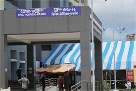 રાજકોટનો અજીબો કિસ્સો: 'આ તો જીવે છે' કહીને સ્વજનો મૃતદેહ સ્મશાનેથી હૉસ્પિટલ પરત લાવ્યા