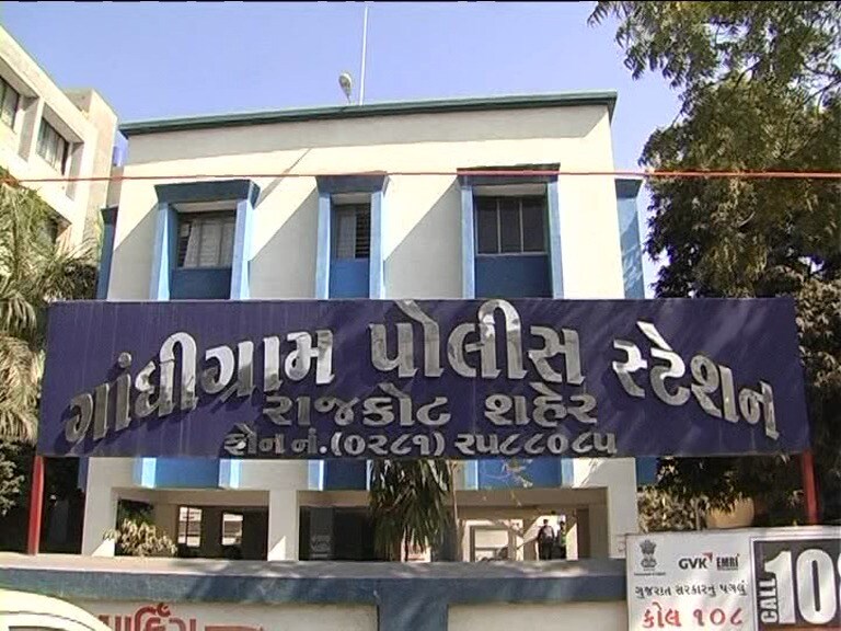સમગ્ર ઘટનામાં ઇમરાન સહિતના શખ્શો માર મારી નાસી ગયા હોવાનું ચર્ચાઈ રહ્યું છે. ત્યારે ઇમરાન કોણ છે અને ખરેખર તેણે માથાકૂટ કરી હતી કે કેમ તે અંગે હાલ પોલીસ દ્વારા તપાસ શરૂ કરવામાં આવી છે. ત્યારે કેટલા આરોપીઓ વિરુદ્ધ કઈ કલમ હેઠળ ગુનો નોંધવામાં આવે છે તે જોવું અતિ મહત્ત્વનું બની રહેશે. તો સાથે જ આરોપીઓ પોલીસ ની ગિરફત માં કેટલા સમયમાં આવી જાય છે અને તેમને કાયદાની કડવાણી ચખાડવામાં આવે છે કે કેમ તે જોવું રહ્યું. સમગ્ર ઘટનામાં ઇમરાન સહિતના શખ્શો માર મારી નાસી ગયા હોવાનું ચર્ચાઈ રહ્યું છે. ત્યારે ઇમરાન કોણ છે અને ખરેખર તેણે માથાકૂટ કરી હતી કે કેમ તે અંગે હાલ પોલીસ દ્વારા તપાસ શરૂ કરવામાં આવી છે. ત્યારે કેટલા આરોપીઓ વિરુદ્ધ કઈ કલમ હેઠળ ગુનો નોંધવામાં આવે છે તે જોવું અતિ મહત્ત્વનું બની રહેશે. તો સાથે જ આરોપીઓ પોલીસ ની ગિરફત માં કેટલા સમયમાં આવી જાય છે અને તેમને કાયદાની કડવાણી ચખાડવામાં આવે છે કે કેમ તે જોવું રહ્યું.