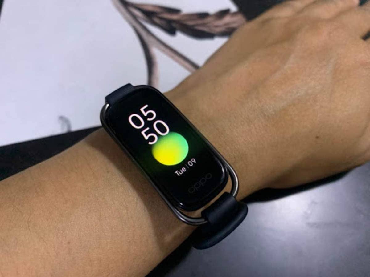 Oppo Band Style - Oppoનો આ ફિટનેસ બેન્ડ દેખાવમાં ખૂબ જ સ્ટાઇલિશ છે. આ ફિટનેસ બેન્ડના માધ્યમથી તમે બ્લડ ઓક્સિજનને મોનીટર કરી શકો છો. આ ઉપરાંત બેન્ડમાં હાર્ટ રેટ ટ્રેક કરવાની સાથે અલગ-અલગ 12 વર્કઆઉટ મોડ છે. સાથે જ 40થી વધુ વોચ ફેસ મળે છે. આ ફિટનેસ બેન્ડની કિંમત રૂ. 2399 છે. Oppo Band Style - Oppoનો આ ફિટનેસ બેન્ડ દેખાવમાં ખૂબ જ સ્ટાઇલિશ છે. આ ફિટનેસ બેન્ડના માધ્યમથી તમે બ્લડ ઓક્સિજનને મોનીટર કરી શકો છો. આ ઉપરાંત બેન્ડમાં હાર્ટ રેટ ટ્રેક કરવાની સાથે અલગ-અલગ 12 વર્કઆઉટ મોડ છે. સાથે જ 40થી વધુ વોચ ફેસ મળે છે. આ ફિટનેસ બેન્ડની કિંમત રૂ. 2399 છે.