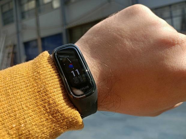 OnePlus Band - વનપ્લસના આ ફિટનેસ બેન્ડમાં બ્લડ ઓક્સિજન લેવલ અને સ્લીપને મોનીટર કરવા માટે ખાસ સેન્સર આપવામાં આવ્યું છે. આ સાથે જ હાર્ટ રેટ ટ્રેકિંગ ઉપરાંત 13 એક્સરસાઇઝ મોડ મળે છે. આ ફિટનેસ બેન્ડ બેન્ડ IP68 રેટિંગ સાથે આવે છે, એટલે કે આ ફિટનેસ બેન્ડ વોટર એન્ડ ડસ્ટ રેઝિસ્ટન્ટ છે. આ બેન્ડ માત્ર એન્ડ્રોઇડ પ્લેટફોર્મને સપોર્ટ કરે છે, જેની કિંમત રૂ. 2499 છે. OnePlus Band - વનપ્લસના આ ફિટનેસ બેન્ડમાં બ્લડ ઓક્સિજન લેવલ અને સ્લીપને મોનીટર કરવા માટે ખાસ સેન્સર આપવામાં આવ્યું છે. આ સાથે જ હાર્ટ રેટ ટ્રેકિંગ ઉપરાંત 13 એક્સરસાઇઝ મોડ મળે છે. આ ફિટનેસ બેન્ડ બેન્ડ IP68 રેટિંગ સાથે આવે છે, એટલે કે આ ફિટનેસ બેન્ડ વોટર એન્ડ ડસ્ટ રેઝિસ્ટન્ટ છે. આ બેન્ડ માત્ર એન્ડ્રોઇડ પ્લેટફોર્મને સપોર્ટ કરે છે, જેની કિંમત રૂ. 2499 છે.