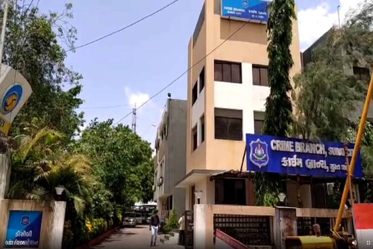 ક્રાઇમબ્રાંચે બાતમીના આધારે 19મી તારીખે આનંદ મહેલ રોડ પરથી પસાર થતાં ટેમ્પોની તપાસ કરી હતી. જેમાં તુટેલા સોફા, બે ખુરશી અને લોખંડનો જુનો પલંગ દેખાયો હતો. આ સામાન ઉતારતા જ તેની પાછળ સંતાડેલો વિદેશી દારૂ મળ્યો હતો. ક્રાઇમબ્રાંચે ટેમ્પો ચાલક 26 વર્ષીય વૈભવ ધનસુખ જાવલે (આસપાસનગર, લિંબાયત) અને 27 વર્ષીય બુટલેગર ચેતન ભાઇલાલ પરમાર (શિવમ કોમ્પલેક્ષ, રાંદેર)ને ઝડપી પાડયા હતા. ક્રાઇમબ્રાંચે બાતમીના આધારે 19મી તારીખે આનંદ મહેલ રોડ પરથી પસાર થતાં ટેમ્પોની તપાસ કરી હતી. જેમાં તુટેલા સોફા, બે ખુરશી અને લોખંડનો જુનો પલંગ દેખાયો હતો. આ સામાન ઉતારતા જ તેની પાછળ સંતાડેલો વિદેશી દારૂ મળ્યો હતો. ક્રાઇમબ્રાંચે ટેમ્પો ચાલક 26 વર્ષીય વૈભવ ધનસુખ જાવલે (આસપાસનગર, લિંબાયત) અને 27 વર્ષીય બુટલેગર ચેતન ભાઇલાલ પરમાર (શિવમ કોમ્પલેક્ષ, રાંદેર)ને ઝડપી પાડયા હતા.