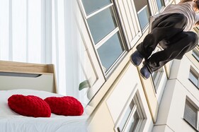 સુરત: પરિણીત પ્રેમિકા અને કુંવારો પ્રેમી એકાંત માણતા હતા અને પતિએ દરવાજે દસ્તક દીધા!