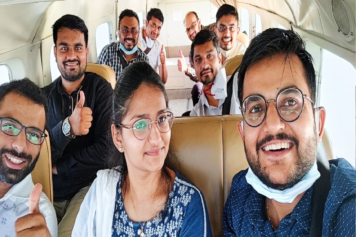 જેમાં હજારોની સંખ્યામાં યુવા કાર્યકર્તાઓ જોડાયા હતા. ગઈકાલે 500 જેટલી ગાડીઓ મિતુલ ફાર્મ ખાતેથી રવાના થઈ હતી. સેવા સંસ્થા સાથે જોડાયેલ અન્ય 25 જેટલી સંસ્થાઓ પોતાના વોલેન્ટિયર્સ સાથે મળીને કામગીરી શરૂ કરે છે. કોરોના સંક્રમિત દર્દી માટે ભાવનગર ખાતેથી ઓક્સિજનની વ્યવસ્થા કરવામાં આવી છે. સુરત ચાર્ટર પ્લેન મારફતે સૌરાષ્ટ્ર પહોંચેલા ડોક્ટર પૂર્વેશ ઢાકેચાએ જણાવ્યું કે માતૃભૂમિ ઉપર કોરોનારૂપી સંકટ જોતા તમામ યુવાનો, ડોક્ટરો અને સેવાભાવી સંસ્થાઓ આગળ આવીને સૌરાષ્ટ્ર તરફ કૂચ કરી છે. જેમાં હજારોની સંખ્યામાં યુવા કાર્યકર્તાઓ જોડાયા હતા. ગઈકાલે 500 જેટલી ગાડીઓ મિતુલ ફાર્મ ખાતેથી રવાના થઈ હતી. સેવા સંસ્થા સાથે જોડાયેલ અન્ય 25 જેટલી સંસ્થાઓ પોતાના વોલેન્ટિયર્સ સાથે મળીને કામગીરી શરૂ કરે છે. કોરોના સંક્રમિત દર્દી માટે ભાવનગર ખાતેથી ઓક્સિજનની વ્યવસ્થા કરવામાં આવી છે. સુરત ચાર્ટર પ્લેન મારફતે સૌરાષ્ટ્ર પહોંચેલા ડોક્ટર પૂર્વેશ ઢાકેચાએ જણાવ્યું કે માતૃભૂમિ ઉપર કોરોનારૂપી સંકટ જોતા તમામ યુવાનો, ડોક્ટરો અને સેવાભાવી સંસ્થાઓ આગળ આવીને સૌરાષ્ટ્ર તરફ કૂચ કરી છે.