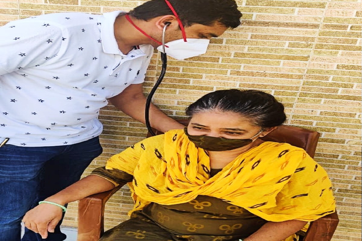 આજે સવારે અમે નવ ડોક્ટર્સ અહીં પહોંચ્યા છે અન્ય ડોક્ટર્સ પણ અહીં ધીરે ધીરે પહોંચી રહ્યા છે. પેરામેડિકલ સ્ટાફ પણ અહીં આવી ચૂક્યો છે. આઇસોલેશન સેન્ટરોમાં દર્દીઓને સારવાર આપવાનું શરૂ કરી દેવાયું છે. કોરોના સંક્રમણની સાથે ગ્રામીણ વિસ્તારોમાં કોરોનાને લઇ ડર ફેલાયો છે. શારીરિક સારવારની સાથે માનસિક રીતે તેમનો ડર દૂર કરવાનો સૌથી મોટો પડકાર છે. જ્યાં સુધી કોરોના સંક્રમણ સૌરાષ્ટ્ર નિયંત્રણમાં ન આપે ત્યાં સુધી અમે ખડે પગે રાઉન્ડ ધ ક્લોક ફરજ બજાવીશું. આજે સવારે અમે નવ ડોક્ટર્સ અહીં પહોંચ્યા છે અન્ય ડોક્ટર્સ પણ અહીં ધીરે ધીરે પહોંચી રહ્યા છે. પેરામેડિકલ સ્ટાફ પણ અહીં આવી ચૂક્યો છે. આઇસોલેશન સેન્ટરોમાં દર્દીઓને સારવાર આપવાનું શરૂ કરી દેવાયું છે. કોરોના સંક્રમણની સાથે ગ્રામીણ વિસ્તારોમાં કોરોનાને લઇ ડર ફેલાયો છે. શારીરિક સારવારની સાથે માનસિક રીતે તેમનો ડર દૂર કરવાનો સૌથી મોટો પડકાર છે. જ્યાં સુધી કોરોના સંક્રમણ સૌરાષ્ટ્ર નિયંત્રણમાં ન આપે ત્યાં સુધી અમે ખડે પગે રાઉન્ડ ધ ક્લોક ફરજ બજાવીશું.