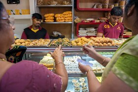 મીઠાઈ-ફરસાણના વેપારીઓ હવે કંટાળ્યા, 'takeaway રાખવું કે નહીં? સરકારનો કોઈ ખુલાસો નથી મળતો'