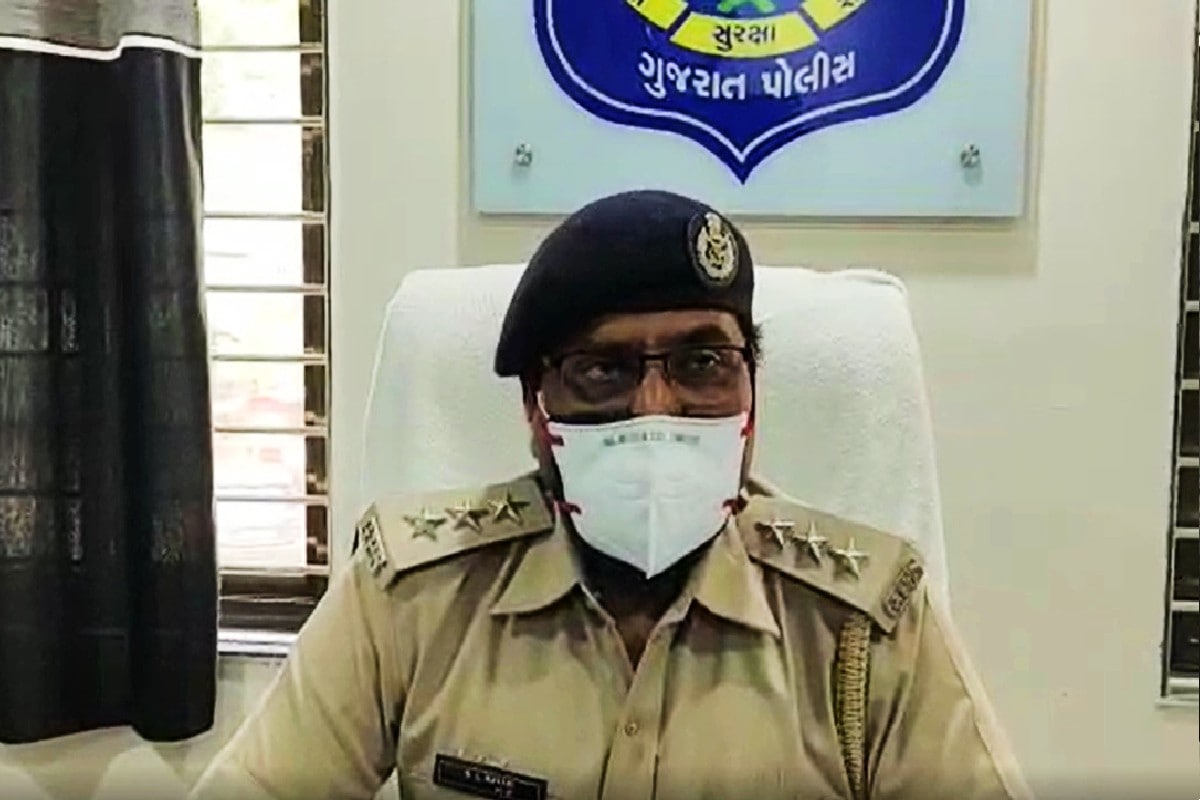 આટલી મોટી ઘટના બનતા સ્થાનિકો અને પોલીસ ઘટના સ્થળે દોડી આવ્યા હતા. જ્યાંથી નિસિશ શાહને લોહીલુહાણ હાલતમાં નજીકની ખાનગી હોસ્પિટલમાં લઈ ગયા હતા. જ્યાં ફરજ પરનાં તબીબે તેઓને મૃત જાહેર કર્યા હતા. સમગ્ર ઘટનાક્રમ બાબતે નગરમાં લોકોને જાણ થતાં લોકટોળા હોસ્પિટલની બહાર ઊમટી પડ્યાં હતા. આટલી મોટી ઘટના બનતા સ્થાનિકો અને પોલીસ ઘટના સ્થળે દોડી આવ્યા હતા. જ્યાંથી નિસિશ શાહને લોહીલુહાણ હાલતમાં નજીકની ખાનગી હોસ્પિટલમાં લઈ ગયા હતા. જ્યાં ફરજ પરનાં તબીબે તેઓને મૃત જાહેર કર્યા હતા. સમગ્ર ઘટનાક્રમ બાબતે નગરમાં લોકોને જાણ થતાં લોકટોળા હોસ્પિટલની બહાર ઊમટી પડ્યાં હતા.