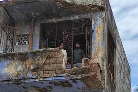 જીવના જોખમે જિંદગી: અમદાવાદમાં જર્જરિત મકાનોમાં રહેતા લોકોનાં ખતરનાક દ્રશ્યો