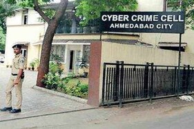 અજાણ્યા નંબર પરથી પરણિત મહિલાને વોટ્સએપ પર બિભસ્ત વીડિયો અને ફોટા આવ્યા, અને પછી...