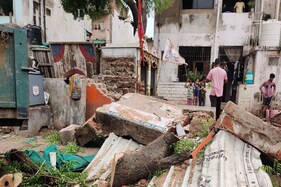 અમદાવાદમાં વાવાઝોડાની મોટી અસર, 24 જગ્યાઓએ વૃક્ષ પડ્યા, કોરોના ટેસ્ટના ડોમ તૂટ્યા