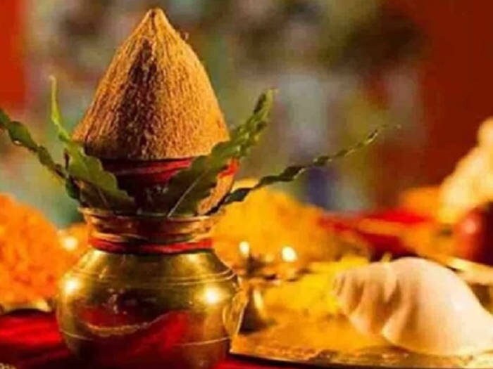 અક્ષય તૃતીયાના દિવસે નવી વસ્તુઓની ખરીદી અને સોનાથી બનેલી વસ્તુ કે આભૂષણ ખરીદવા ખૂબ જ શુભ માનવામાં આવે છે. અક્ષય તૃતીયાએ ખાસ કરીને અનાજ, જળ, કપડા, બૂટ-ચપ્પલ અને છત્રીનું દાન કરવાનું મહત્ત્વ છે. અક્ષય તૃતીયાના દિવસે નવી વસ્તુઓની ખરીદી અને સોનાથી બનેલી વસ્તુ કે આભૂષણ ખરીદવા ખૂબ જ શુભ માનવામાં આવે છે. અક્ષય તૃતીયાએ ખાસ કરીને અનાજ, જળ, કપડા, બૂટ-ચપ્પલ અને છત્રીનું દાન કરવાનું મહત્ત્વ છે.