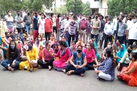 સુરત : ખાડી ઉપરનો બ્રિજ તોડવાના મુદ્દે મહિલાઓ બની રણચંડી, રસ્તા પર આવી નોંધાવ્યો વિરોધ