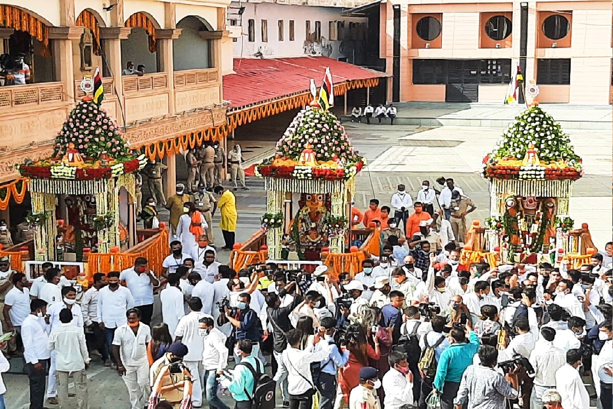 દીપિકા ખુમાણ, અમદાવાદ : આજે અખાત્રીજ ના અવસરે ભગવાન જગન્નાથજી ના રથયાત્રાનો પહેલો પડાવ આવે છે જ્યાં ભગવાન ના રથ નું ચંદન વડે પૂજા કરવામાં આવે છે. આજે એ જ પરંપરા મુજબ વર્ષે રથયાત્રા નીકળશે?:અમદાવાદમાં ભગવાન જગન્નાથજીની રથયાત્રા પહેલાં ત્રણેય રથનું પૂજન કરાયું, જળયાત્રા યોજવા નિર્ણય નથી લેવાયો ભગવાન જગન્નાથજીની રથયાત્રા પહેલાં ત્રણેય રથનું પરંપરાગત રીતે પૂજન કરવામાં આવ્યું. જ્યાં સવારે સાડાનવ વાગ્યાની આસપાસ જમાલપુર ખાતેના જગન્નાથ મંદિરના મહંત દિલીપદાસજી, ટ્રસ્ટી મહેન્દ્રભાઈ ઝા અને ગૃહ રાજ્યમંત્રી પ્રદીપસિંહ જાડેજાએ રથનું પૂજન કર્યું હતું. માત્ર ગણતરીની સંખ્યામાં લોકોની હાજરીમાં પૂજાવિધિ સંપન્ન કરવામાં આવી હતી. દીપિકા ખુમાણ, અમદાવાદ : આજે અખાત્રીજ ના અવસરે ભગવાન જગન્નાથજી ના રથયાત્રાનો પહેલો પડાવ આવે છે જ્યાં ભગવાન ના રથ નું ચંદન વડે પૂજા કરવામાં આવે છે. આજે એ જ પરંપરા મુજબ વર્ષે રથયાત્રા નીકળશે?:અમદાવાદમાં ભગવાન જગન્નાથજીની રથયાત્રા પહેલાં ત્રણેય રથનું પૂજન કરાયું, જળયાત્રા યોજવા નિર્ણય નથી લેવાયો ભગવાન જગન્નાથજીની રથયાત્રા પહેલાં ત્રણેય રથનું પરંપરાગત રીતે પૂજન કરવામાં આવ્યું. જ્યાં સવારે સાડાનવ વાગ્યાની આસપાસ જમાલપુર ખાતેના જગન્નાથ મંદિરના મહંત દિલીપદાસજી, ટ્રસ્ટી મહેન્દ્રભાઈ ઝા અને ગૃહ રાજ્યમંત્રી પ્રદીપસિંહ જાડેજાએ રથનું પૂજન કર્યું હતું. માત્ર ગણતરીની સંખ્યામાં લોકોની હાજરીમાં પૂજાવિધિ સંપન્ન કરવામાં આવી હતી.