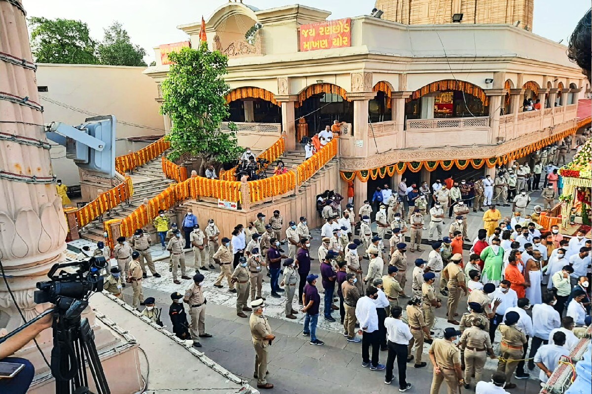 આજે પૂજન બાદ ત્રણ- ચાર દિવસમાં રથનું સમારકામ અને રંગરોગાન શરૂ કરવામાં આવશે. આ વચ્ચે 24મી જૂનના રોજ જળયાત્રા યોજવા અંગે હજી નિર્ણય લીધો નથી. જોકે રથયાત્રા અંગે એમ પણ જણાવ્યું હતું કે કોરોના વાયરસનાં કેસ અને શહેર ની સ્થિતિની સમીક્ષા કર્યા બાદ યોગ્ય નિર્ણય લેવાશે. આજે પૂજન બાદ ત્રણ- ચાર દિવસમાં રથનું સમારકામ અને રંગરોગાન શરૂ કરવામાં આવશે. આ વચ્ચે 24મી જૂનના રોજ જળયાત્રા યોજવા અંગે હજી નિર્ણય લીધો નથી. જોકે રથયાત્રા અંગે એમ પણ જણાવ્યું હતું કે કોરોના વાયરસનાં કેસ અને શહેર ની સ્થિતિની સમીક્ષા કર્યા બાદ યોગ્ય નિર્ણય લેવાશે.