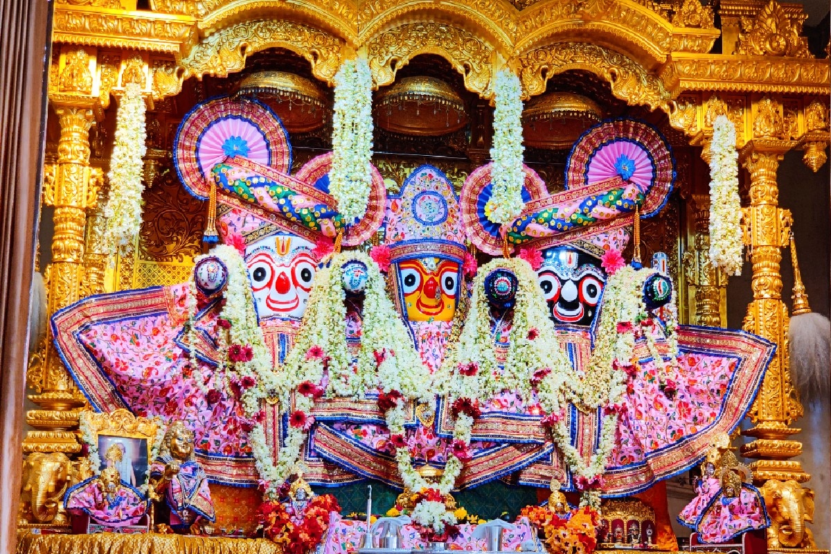ગત વર્ષે કોરોનાની મહામારીને કારણે ઐતિહાસિક એવી ભગવાન જગન્નાથજીની 143મી રથયાત્રા પહેલીવાર મંદિરની બહારની જગ્યાએ મંદિર પરિસરમાં જ ફરી હતી. કોરોનાને કારણે રથયાત્રા છેલ્લે સુધી કાઢવા મામલે સરકાર અને મંદિર વચ્ચે વાતચીત થઈ હતી. હાઇકોર્ટમાં પણ આ મામલે સુનાવણી યોજાઈ હતી. બાદમાં છેવટે ભગવાન જગન્નાથજીના રથયાત્રા મંદિર પરિસરમાં જ કાઢવાનો નિર્ણય લેવાયો હતો. ગત વર્ષે કોરોનાની મહામારીને કારણે ઐતિહાસિક એવી ભગવાન જગન્નાથજીની 143મી રથયાત્રા પહેલીવાર મંદિરની બહારની જગ્યાએ મંદિર પરિસરમાં જ ફરી હતી. કોરોનાને કારણે રથયાત્રા છેલ્લે સુધી કાઢવા મામલે સરકાર અને મંદિર વચ્ચે વાતચીત થઈ હતી. હાઇકોર્ટમાં પણ આ મામલે સુનાવણી યોજાઈ હતી. બાદમાં છેવટે ભગવાન જગન્નાથજીના રથયાત્રા મંદિર પરિસરમાં જ કાઢવાનો નિર્ણય લેવાયો હતો.