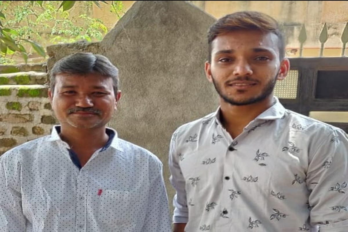 મૂળ ભાવનગરના વતની ચેતન સાકરિયા આ વર્ષે આઈપીએલની શરૂઆત કરે તે પૂર્વે જ તેને પોતાનો ભાઈ ગુમાવ્યો હોવાનું પણ સામે આવ્યું હતુ. ત્યારે ભાઈ બાદ પિતાને પણ ગુમાવવાનો વારો આવ્યો છે. ચેતન સાકરિયાની વાત કરવામાં આવે તો તે રણજી ટ્રોફી સૌરાષ્ટ્રની ટીમ તરફથી રમતો આવ્યો છે. ચાલુ વર્ષે ઇન્ડિયન પ્રીમિયર લીગ 2021ની સિઝનમાં ઓક્સન દરમિયાન તેને રાજસ્થાન રોયલ્સ દ્વારા 1.2 કરોડમાં ખરીદવામાં આવ્યો હતો. મૂળ ભાવનગરના વતની ચેતન સાકરિયા આ વર્ષે આઈપીએલની શરૂઆત કરે તે પૂર્વે જ તેને પોતાનો ભાઈ ગુમાવ્યો હોવાનું પણ સામે આવ્યું હતુ. ત્યારે ભાઈ બાદ પિતાને પણ ગુમાવવાનો વારો આવ્યો છે. ચેતન સાકરિયાની વાત કરવામાં આવે તો તે રણજી ટ્રોફી સૌરાષ્ટ્રની ટીમ તરફથી રમતો આવ્યો છે. ચાલુ વર્ષે ઇન્ડિયન પ્રીમિયર લીગ 2021ની સિઝનમાં ઓક્સન દરમિયાન તેને રાજસ્થાન રોયલ્સ દ્વારા 1.2 કરોડમાં ખરીદવામાં આવ્યો હતો.