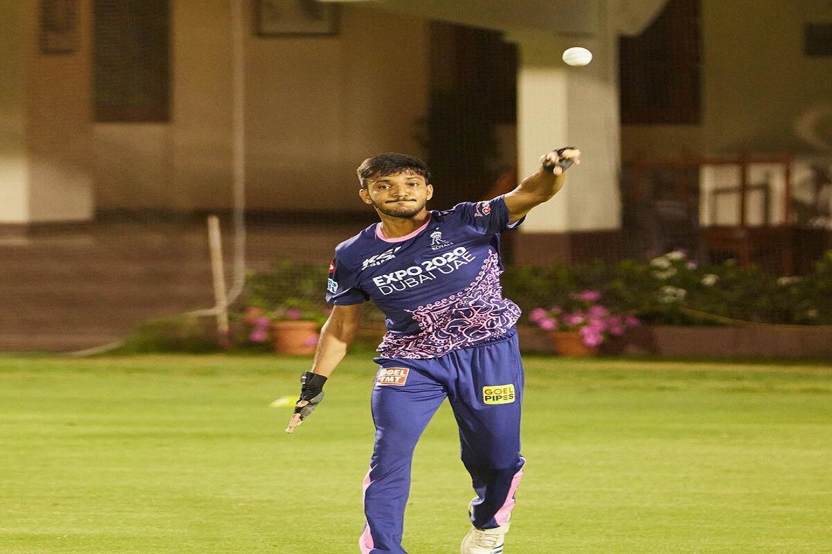 ચેતન સાકરિયાએ જે પ્રમાણેનું પર્ફોમન્સ ipl 2021 માં આવ્યું છે તે જોતાં સૌ કોઈ દંગ બની ચૂક્યા છે. ચેતન સાકરિયાનો ભોગ ક્રિકેટના મેદાનમાં બીજું કોઈ નહીં પરંતુ ચેન્નઇ સુપરકિંગ્સના કેપ્ટન મહેન્દ્રસિંહ ધોની પણ બની ચૂક્યા છે. Wankhede stadium સ્થિત રમાયેલ મેચમાં ચેતન સાકરિયાએ મહેન્દ્રસિંહ ધોનીને આઉટ કરી પોતાની ફેવરિટ વિકેટ મેળવી હતી. ચેતન સાકરિયાએ જે પ્રમાણેનું પર્ફોમન્સ ipl 2021 માં આવ્યું છે તે જોતાં સૌ કોઈ દંગ બની ચૂક્યા છે. ચેતન સાકરિયાનો ભોગ ક્રિકેટના મેદાનમાં બીજું કોઈ નહીં પરંતુ ચેન્નઇ સુપરકિંગ્સના કેપ્ટન મહેન્દ્રસિંહ ધોની પણ બની ચૂક્યા છે. Wankhede stadium સ્થિત રમાયેલ મેચમાં ચેતન સાકરિયાએ મહેન્દ્રસિંહ ધોનીને આઉટ કરી પોતાની ફેવરિટ વિકેટ મેળવી હતી.