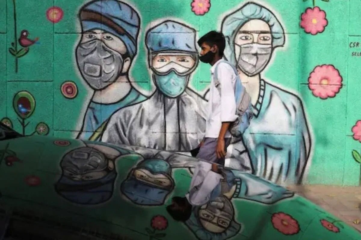 Coronavirus Second Wave in India: દેશમાં કોરોના સંક્રમણ બેકાબૂ થઈને ફેલાઈ રહ્યું છે. સતત બીજા દિવસે કોરોના સંક્રમિત દર્દીઓની સંખ્યા 4 લાખના આંકડાને પાર થઈ છે, જ્યારે અત્યાર સુધી દેશમાં ત્રણ વાર આવું થયું છે જ્યારે કોરોના સંક્રમિત દર્દીઓની સંખ્યા 4 લાખથી વધી ગઈ છે. આ ઉપરાંત એક્ટિવ કેસોની સંખ્યા 36.45 લાખથી પણ વધી જતાં ચિંતામાં વધારો થયો છે. (પ્રતીકાત્મક તસવીર) Coronavirus Second Wave in India: દેશમાં કોરોના સંક્રમણ બેકાબૂ થઈને ફેલાઈ રહ્યું છે. સતત બીજા દિવસે કોરોના સંક્રમિત દર્દીઓની સંખ્યા 4 લાખના આંકડાને પાર થઈ છે, જ્યારે અત્યાર સુધી દેશમાં ત્રણ વાર આવું થયું છે જ્યારે કોરોના સંક્રમિત દર્દીઓની સંખ્યા 4 લાખથી વધી ગઈ છે. આ ઉપરાંત એક્ટિવ કેસોની સંખ્યા 36.45 લાખથી પણ વધી જતાં ચિંતામાં વધારો થયો છે. (પ્રતીકાત્મક તસવીર)