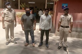 અમદાવાદઃ ટેબ્લેટ નામે 71 વિદ્યાર્થીઓને ચૂનો લગાડનાર સંજય અને ધર્મેશ ઝડપાયા, આવી હતી MO