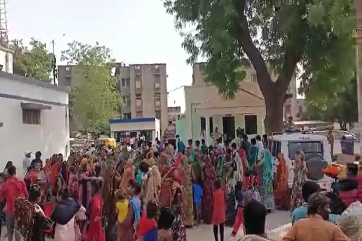 મળતી માહિતી પ્રમાણે દહેગામ શહેરમાં (Dahegam) પોલીસ સ્ટેશન રોડ પરથી એક ડાલામાં (પીકઅપ જીપ) કેટલાક લોકો સવાર થઈ ઢોલના તાલે પસાર થઈ રહ્યા હતા. આ સમયે પોલીસકર્મીઓની (policemen) નજક પડતાં વાહનને કબજે લેવામાં આવ્યું હતું. મળતી માહિતી પ્રમાણે દહેગામ શહેરમાં (Dahegam) પોલીસ સ્ટેશન રોડ પરથી એક ડાલામાં (પીકઅપ જીપ) કેટલાક લોકો સવાર થઈ ઢોલના તાલે પસાર થઈ રહ્યા હતા. આ સમયે પોલીસકર્મીઓની (policemen) નજક પડતાં વાહનને કબજે લેવામાં આવ્યું હતું.
