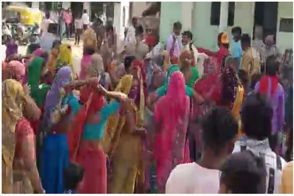 પોલીસ જેવું વાહન પોલીસ સ્ટેશન (police station) લાવી કે થોડાક જ સમયમાં એક સમાજના લોકોના ટોળાં મોટી સંખ્યામાં પોલીસ સ્ટેશન ખાતે ઉમટી પડ્યા હતા. અહીં આવેલા લોકોએ મોઢે માસ્ક (mask) તો નહોતા જ પહેર્યા સાથે સાથે કોરોના ગાઈડલાઈનનો (corona guideline) પણ સરેઆમ ભંગ કરવામાં આવ્યો હતો. પોલીસ જેવું વાહન પોલીસ સ્ટેશન (police station) લાવી કે થોડાક જ સમયમાં એક સમાજના લોકોના ટોળાં મોટી સંખ્યામાં પોલીસ સ્ટેશન ખાતે ઉમટી પડ્યા હતા. અહીં આવેલા લોકોએ મોઢે માસ્ક (mask) તો નહોતા જ પહેર્યા સાથે સાથે કોરોના ગાઈડલાઈનનો (corona guideline) પણ સરેઆમ ભંગ કરવામાં આવ્યો હતો.