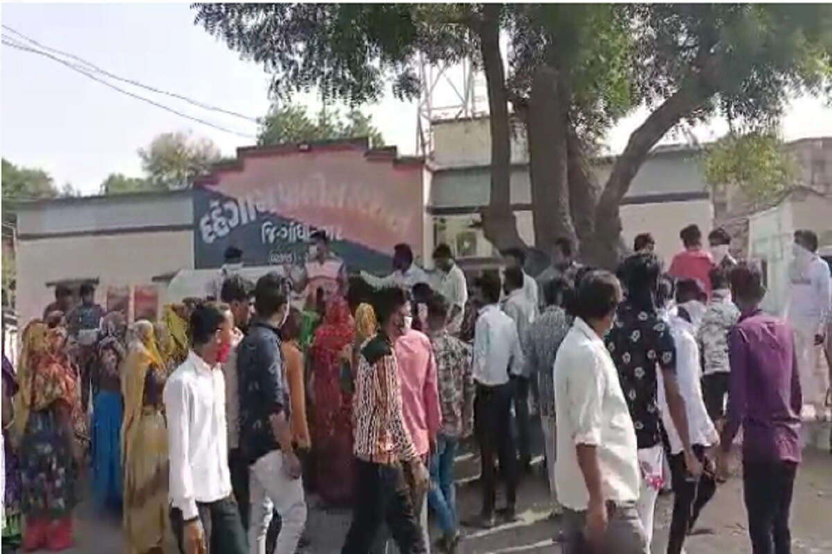 ગાડીમાં ઢોલ સાથે નિકળેલા ૧૩ જેટલા વ્યક્તિઓને જોઇ પોલીસ દ્વારા કોરોના ગાઈડલાઈન મુજબ ગુન્હો નોંધવા કાર્યવાહી કરવા વાહનને પોલીસ સ્ટેશન લાવવામાં આવ્યું હતું . જેવું પોલીસ સ્ટેશન ખાતે વાહન લાવવામાં આવ્યું કે તરત મોટી સંખ્યામાં લોકોના ટોળા પોલીસ સ્ટેશન ખાતે ઉમટી પડ્યા હતા. લોકોના ટોળાની સંખ્યા સામે પોલીસકર્મીઓ ઓછા હોવાથી ટોળુ હાવી થઈ ગયું હતું અને અંતે ટોળું પોલીસે કબજે લીધેલ વાહન લઈને નિકળી ગયું હતું. ગાડીમાં ઢોલ સાથે નિકળેલા ૧૩ જેટલા વ્યક્તિઓને જોઇ પોલીસ દ્વારા કોરોના ગાઈડલાઈન મુજબ ગુન્હો નોંધવા કાર્યવાહી કરવા વાહનને પોલીસ સ્ટેશન લાવવામાં આવ્યું હતું . જેવું પોલીસ સ્ટેશન ખાતે વાહન લાવવામાં આવ્યું કે તરત મોટી સંખ્યામાં લોકોના ટોળા પોલીસ સ્ટેશન ખાતે ઉમટી પડ્યા હતા. લોકોના ટોળાની સંખ્યા સામે પોલીસકર્મીઓ ઓછા હોવાથી ટોળુ હાવી થઈ ગયું હતું અને અંતે ટોળું પોલીસે કબજે લીધેલ વાહન લઈને નિકળી ગયું હતું.