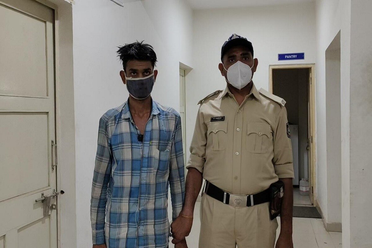 હાલમાં ચાલી રહેલ કોરોના મહામાર ને લઈને અનેક જગ્યાએ લોકડાઉનના નિર્ણયો લેવામાં આવ્યા છે. સરકાર દ્રારા કોરોના સંક્રમણને લઈને અલગ અલગ નિયત્રણો લાદવામાં આવ્યા છે. તેમાથી એક મહત્ત્વ નો સરકારનો નિર્ણય છે કે દેશના કોઈપણ રાજ્ય માઠી ગુજરાત માં પ્રવેશ માટે ફરજિયાત RT PCR નેગેટિવ રિપોર્ટ હોવો જરૂરી છે. હાલમાં ચાલી રહેલ કોરોના મહામાર ને લઈને અનેક જગ્યાએ લોકડાઉનના નિર્ણયો લેવામાં આવ્યા છે. સરકાર દ્રારા કોરોના સંક્રમણને લઈને અલગ અલગ નિયત્રણો લાદવામાં આવ્યા છે. તેમાથી એક મહત્ત્વ નો સરકારનો નિર્ણય છે કે દેશના કોઈપણ રાજ્ય માઠી ગુજરાત માં પ્રવેશ માટે ફરજિયાત RT PCR નેગેટિવ રિપોર્ટ હોવો જરૂરી છે.