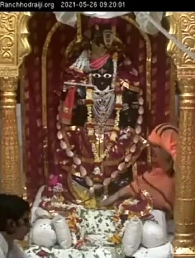 આ અંગે ડાકોર મંદિર ટ્રસ્ટ તરફથી પોલીસને આપેલી એક અરજીમાં કહેવામાં આવ્યું છે કે, પરેશભાઇ રમેશચંદ્ર સેવક નામના વ્યક્તિએ 26મી મે, બુધવારનાં રોજ સવારના સમયે 7 મહિલાઓ સાથે રાજા રણછોડના નિજ મંદિરમાં પ્રવેશ કર્યો હતો. આ વ્યક્તિએ મંદિરના નિતી નિયમો વિરુદ્ધ જઇ મહિલાઓને ઠાકોરજીના ચરણ સ્પર્શ કરાવ્યા હતા. જે ટેમ્પલ કમિટીના નિતિ નિયમ વિરુદ્ધનું કૃત્ય વારાદારી સેવકે કરીને પંરપરાના ધજાગરા ઉડાળ્યાં છે. આ અંગે ડાકોર મંદિર ટ્રસ્ટ તરફથી પોલીસને આપેલી એક અરજીમાં કહેવામાં આવ્યું છે કે, પરેશભાઇ રમેશચંદ્ર સેવક નામના વ્યક્તિએ 26મી મે, બુધવારનાં રોજ સવારના સમયે 7 મહિલાઓ સાથે રાજા રણછોડના નિજ મંદિરમાં પ્રવેશ કર્યો હતો. આ વ્યક્તિએ મંદિરના નિતી નિયમો વિરુદ્ધ જઇ મહિલાઓને ઠાકોરજીના ચરણ સ્પર્શ કરાવ્યા હતા. જે ટેમ્પલ કમિટીના નિતિ નિયમ વિરુદ્ધનું કૃત્ય વારાદારી સેવકે કરીને પંરપરાના ધજાગરા ઉડાળ્યાં છે.