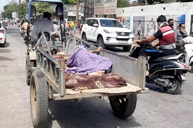 હૃદયદ્રાવક તસવીરો! રાજકોટ: ધોરાજીમાં મીની ટ્રેક્ટરમાં દર્દીને નાંખી લઈ જવાયો સારવાર માટે