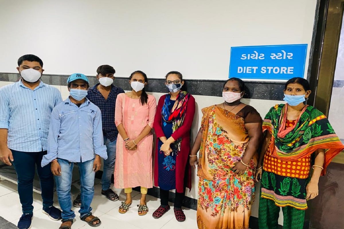 અમદાવાદ શહેરના વેજલપુર વિસ્તારમાં રહેતા આરતીબેન ગજ્જરના લગ્ન હજુ ગત 25મી એપ્રિલના રોજ ખંભાત ખાતે થયા હતા. તેઓના દાપત્યજીવનની હજુ શરૂઆત જ થઇ હતી. લગ્ન બાદ સ્વભાવિક છે કે સાસરે રહીને નવજીવનને, નવી જવાબદારીઓને સમજવાની કોશિશ કરી રહ્યા હતા. ત્યાં જ તેમને જાણ થઇ કે અમદાવાદ સિવિલ હોસ્પિટલની કોરોના ડેઝિગ્નેટેડ હોસ્પિટલના ડાયેટ વિભાગમાં તેમના મિત્રો કોરોનાથી સંક્રમિત થઇ ગયા છે. પરિસ્થિતિ પારખીને આરતીબહેને પોતાની કર્તવ્યનિષ્ઠાને પ્રાધાન્ય આપવાનું પસંદ કર્યું. તમામ અરમાનો અને સપનાઓને બાજુમાં મૂકીને આરતીબહેને લગ્ન પછીના ચોથા જ દિવસે ડયુટી જોઇન કરી લીધી. છેડાછેડીની ગાંઠ હજુ છૂટી પણ નહોતી ત્યાં તેમણે તેમણે ફરજ પ્રત્યેની ગાંઠ મનમાં બાંધી લીધી હતી. અમદાવાદ શહેરના વેજલપુર વિસ્તારમાં રહેતા આરતીબેન ગજ્જરના લગ્ન હજુ ગત 25મી એપ્રિલના રોજ ખંભાત ખાતે થયા હતા. તેઓના દાપત્યજીવનની હજુ શરૂઆત જ થઇ હતી. લગ્ન બાદ સ્વભાવિક છે કે સાસરે રહીને નવજીવનને, નવી જવાબદારીઓને સમજવાની કોશિશ કરી રહ્યા હતા. ત્યાં જ તેમને જાણ થઇ કે અમદાવાદ સિવિલ હોસ્પિટલની કોરોના ડેઝિગ્નેટેડ હોસ્પિટલના ડાયેટ વિભાગમાં તેમના મિત્રો કોરોનાથી સંક્રમિત થઇ ગયા છે. પરિસ્થિતિ પારખીને આરતીબહેને પોતાની કર્તવ્યનિષ્ઠાને પ્રાધાન્ય આપવાનું પસંદ કર્યું. તમામ અરમાનો અને સપનાઓને બાજુમાં મૂકીને આરતીબહેને લગ્ન પછીના ચોથા જ દિવસે ડયુટી જોઇન કરી લીધી. છેડાછેડીની ગાંઠ હજુ છૂટી પણ નહોતી ત્યાં તેમણે તેમણે ફરજ પ્રત્યેની ગાંઠ મનમાં બાંધી લીધી હતી.